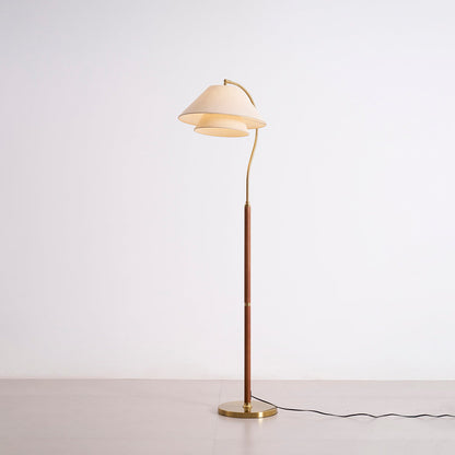 Moderne Stehlampe mit geschichteten Lampenschirmen