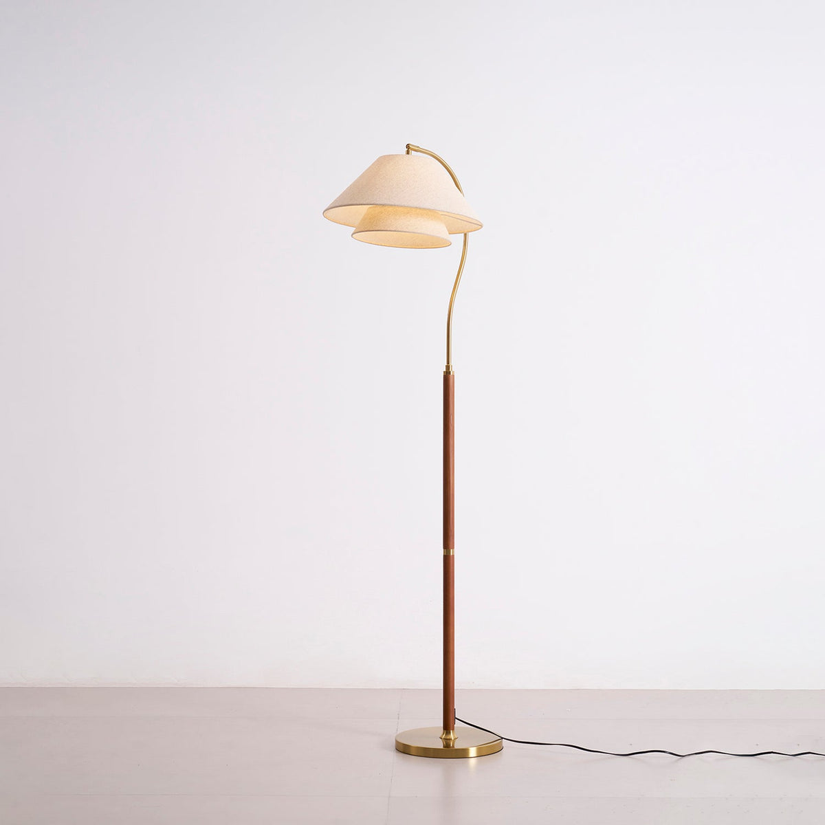 Elegante Stehlampe mit Geschichteten Stoffschirmen