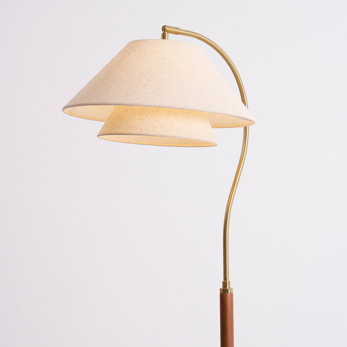 Elegante Stehlampe mit Geschichteten Stoffschirmen