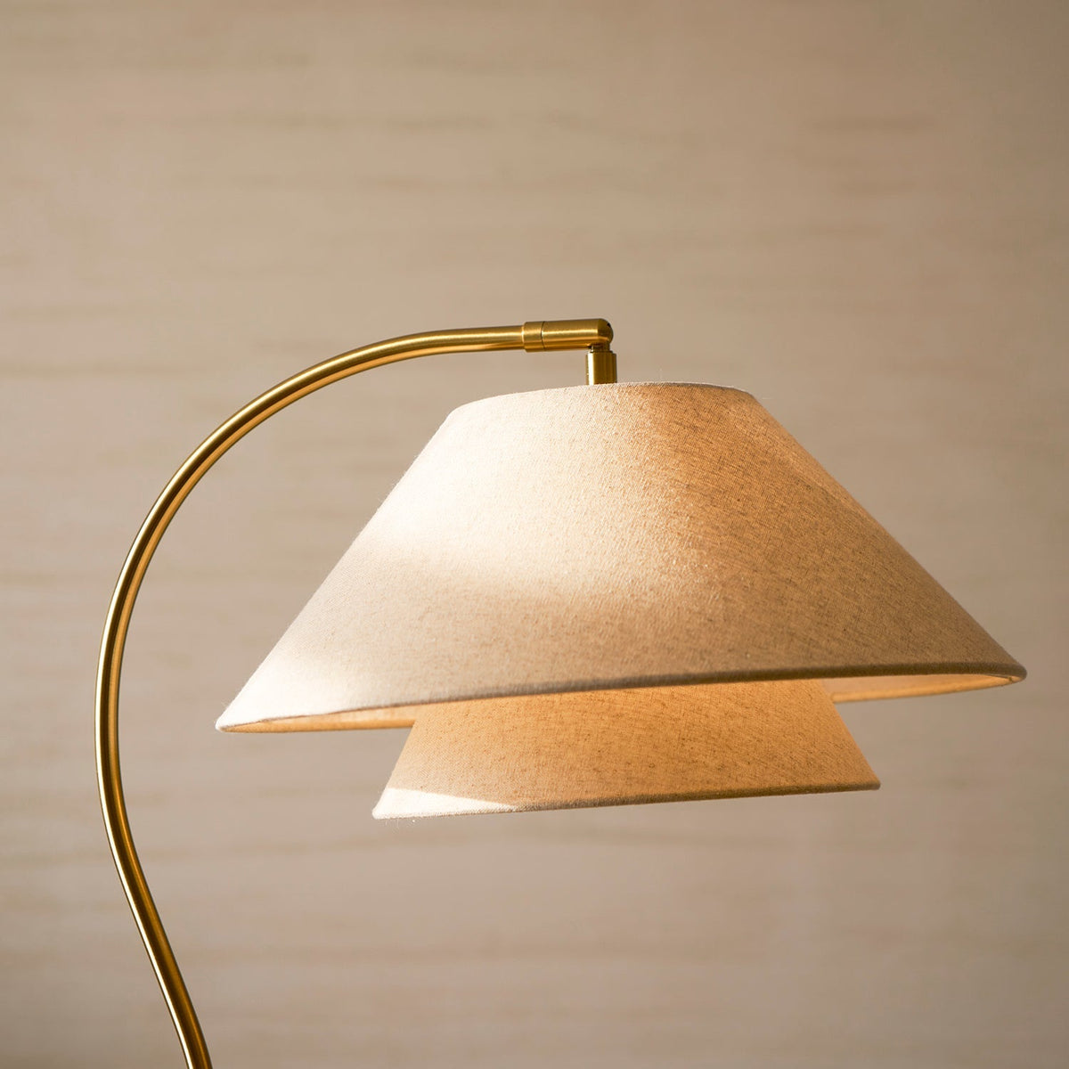 Elegante Stehleuchte mit doppeltem Stoffschirm und Holzdetails