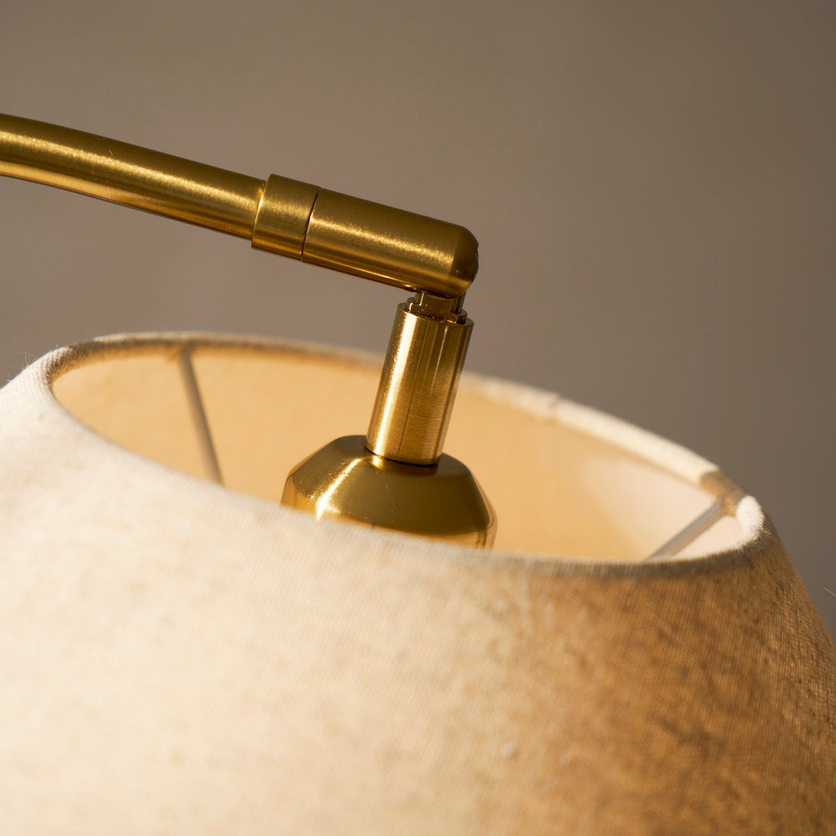 Elegante Stehlampe mit Geschichteten Stoffschirmen