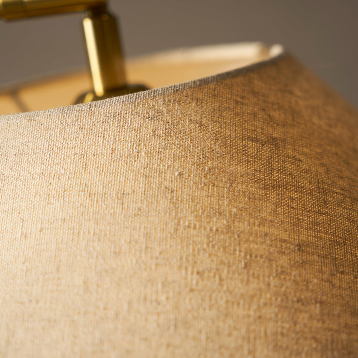 Elegante Stehleuchte mit doppeltem Stoffschirm und Holzdetails