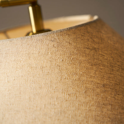 Elegante Stehleuchte mit doppeltem Stoffschirm und Holzdetails