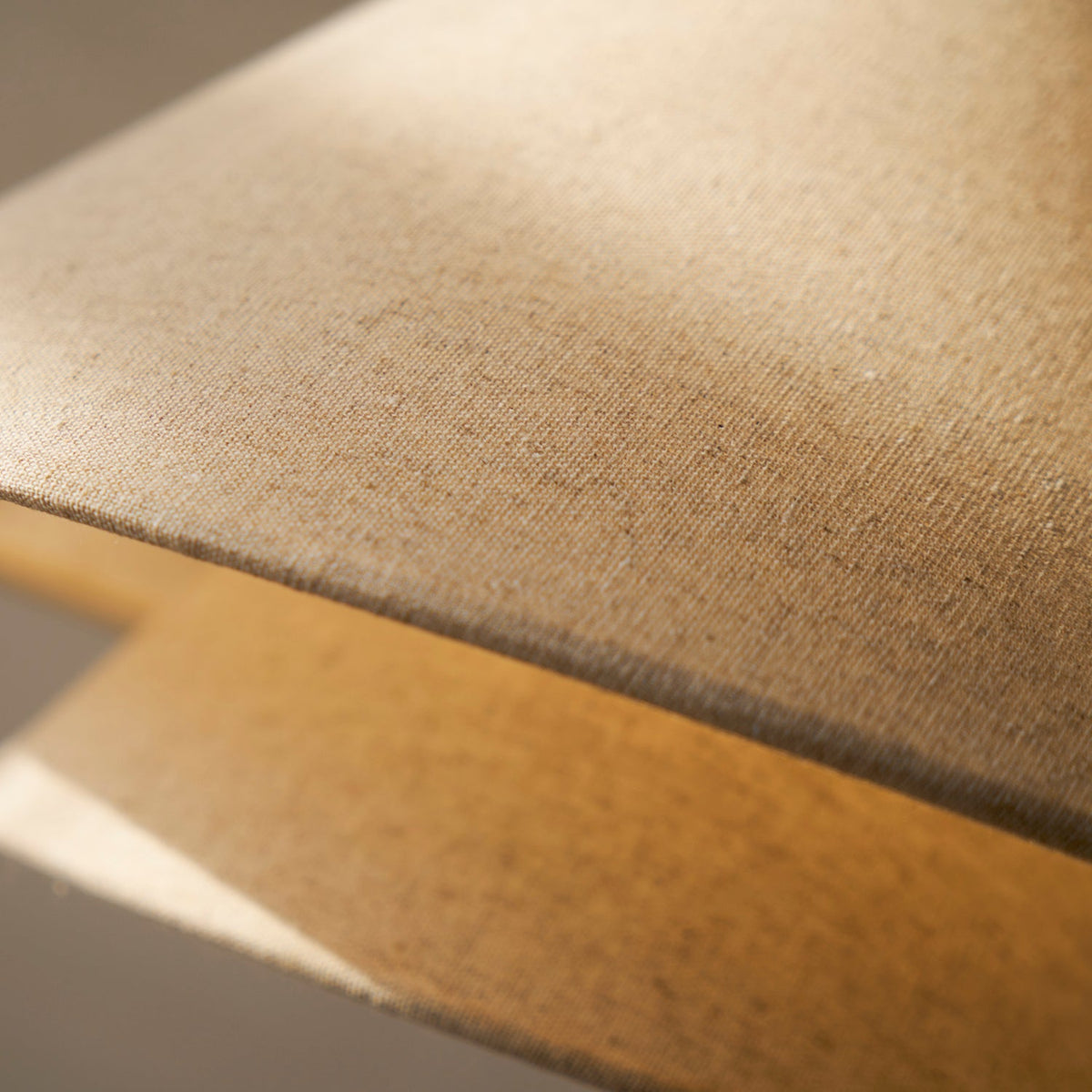 Elegante Stehleuchte mit doppeltem Stoffschirm und Holzdetails
