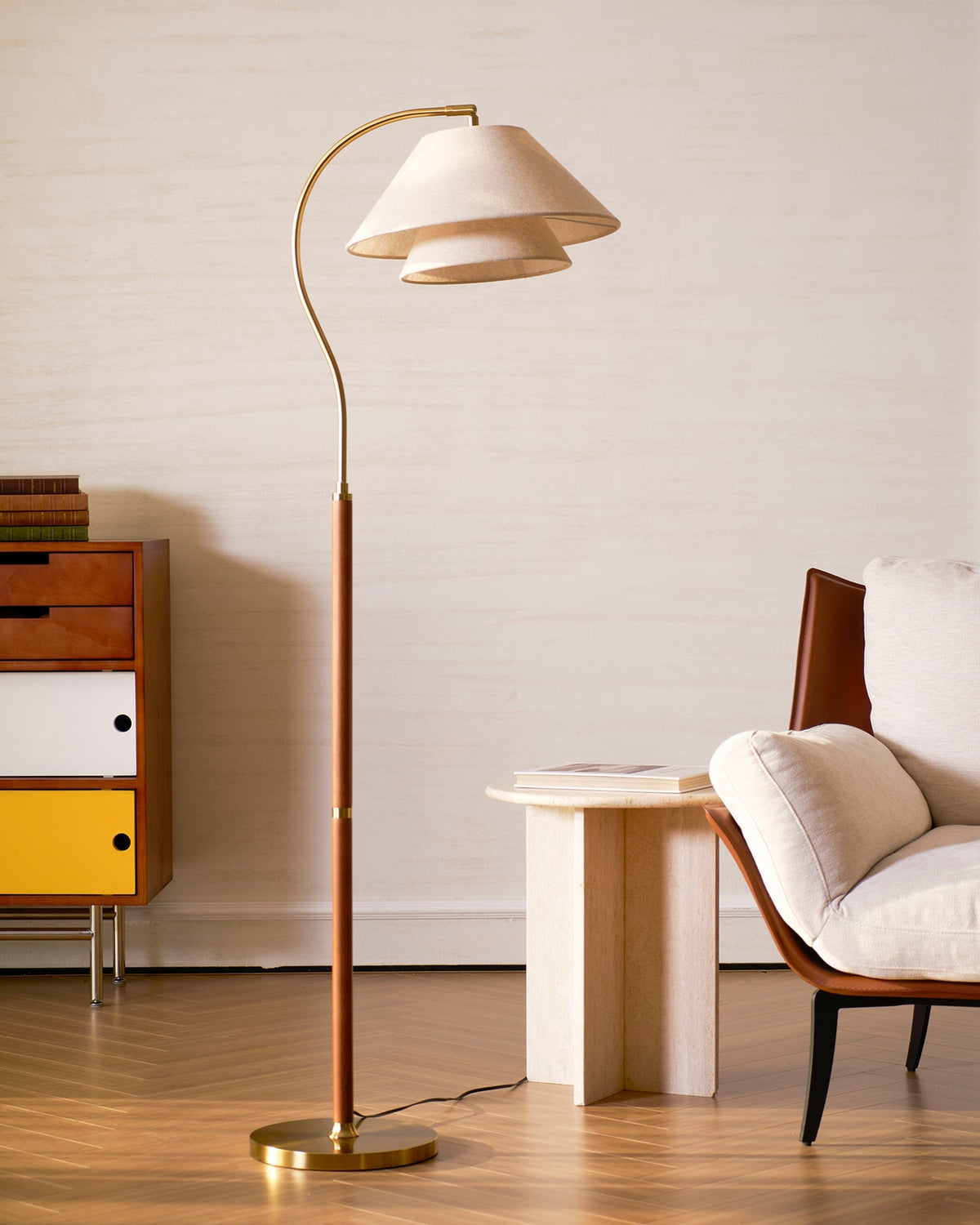 Moderne Stehlampe mit geschichteten Lampenschirmen