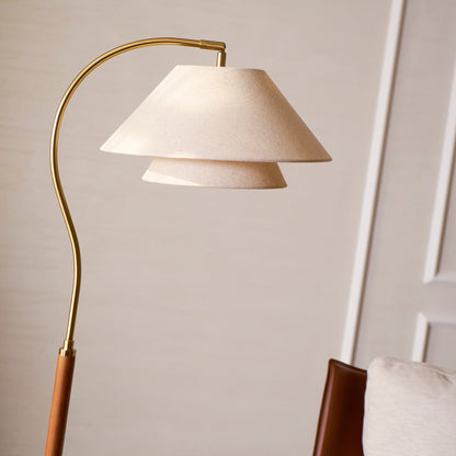 Elegante Stehleuchte mit doppeltem Stoffschirm und Holzdetails