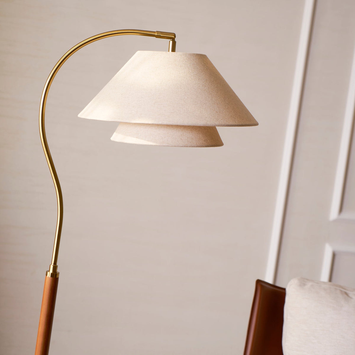 Elegante Stehlampe mit Geschichteten Stoffschirmen