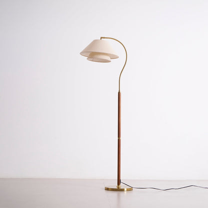 Elegante Stehleuchte mit doppeltem Stoffschirm und Holzdetails