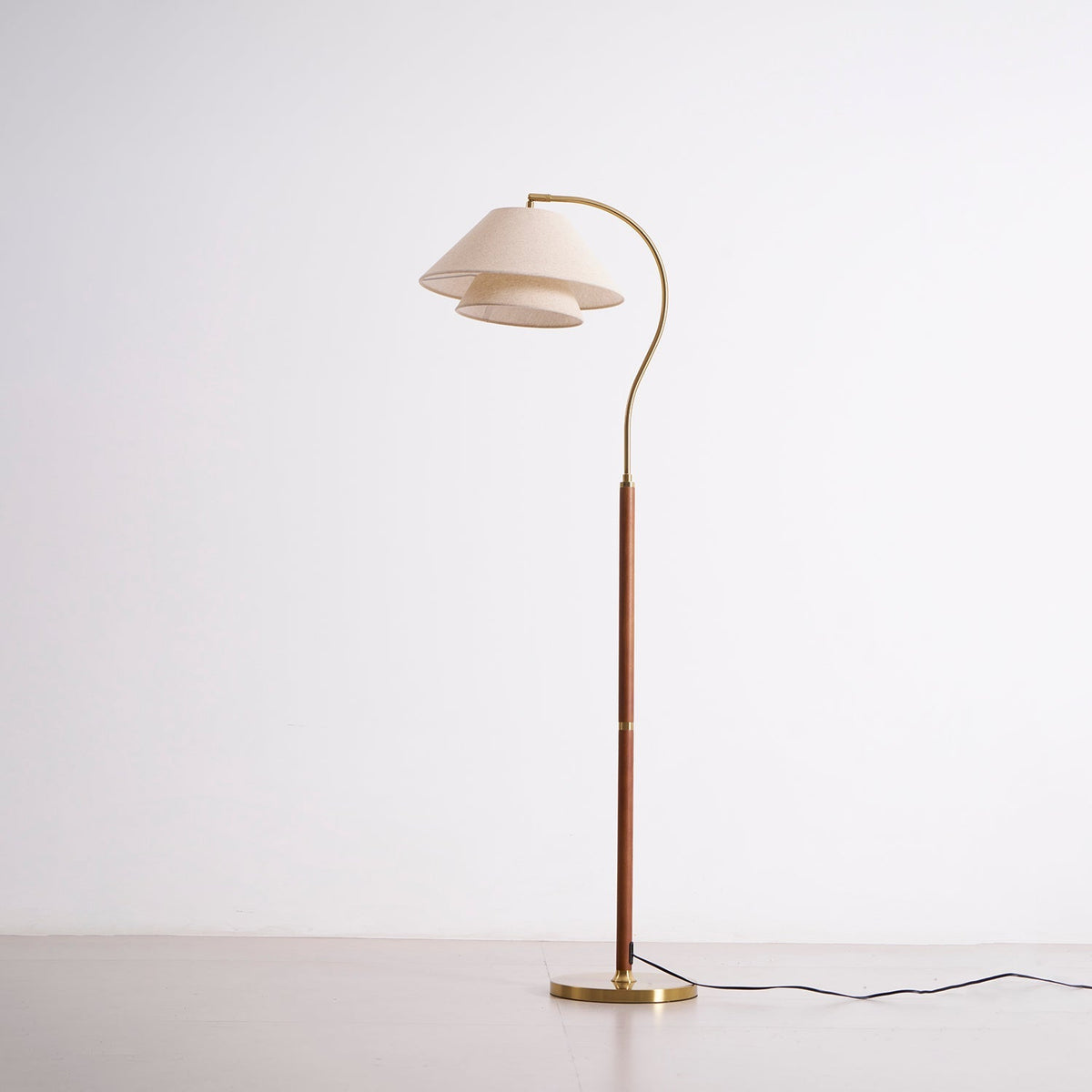 Elegante Stehlampe mit Geschichteten Stoffschirmen