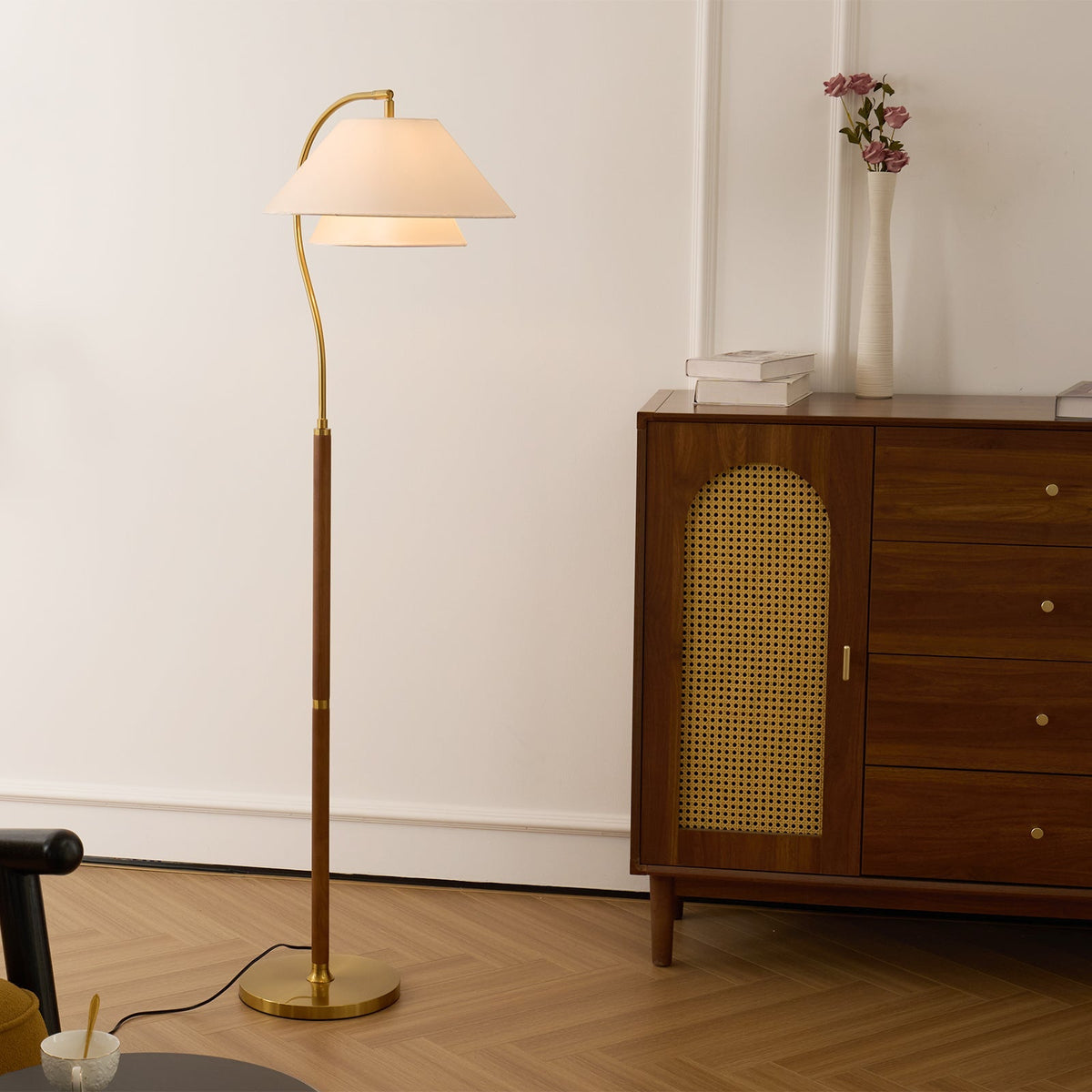 Elegante Stehleuchte mit doppeltem Stoffschirm und Holzdetails