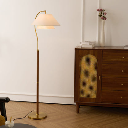 Elegante Stehleuchte mit doppeltem Stoffschirm und Holzdetails