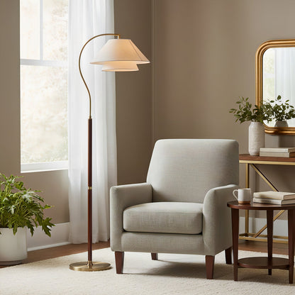 Elegante Stehleuchte mit doppeltem Stoffschirm und Holzdetails