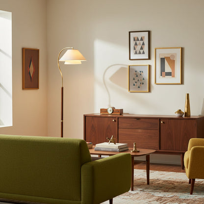 Elegante Stehleuchte mit doppeltem Stoffschirm und Holzdetails