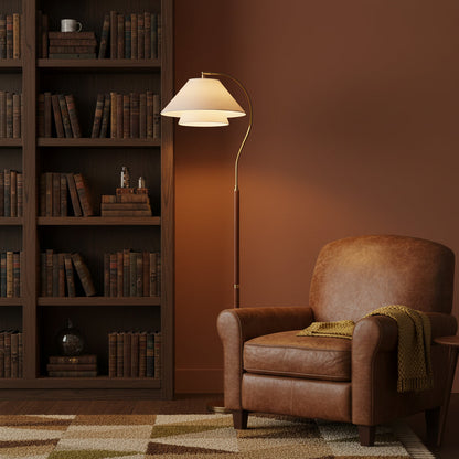 Elegante Stehleuchte mit doppeltem Stoffschirm und Holzdetails