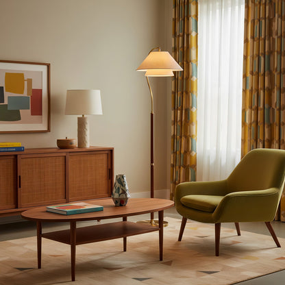 Elegante Stehleuchte mit doppeltem Stoffschirm und Holzdetails