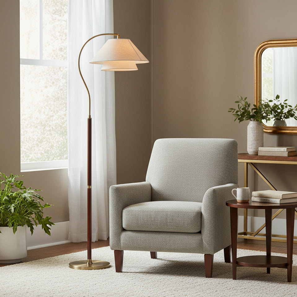Elegante Stehleuchte mit doppeltem Stoffschirm und Holzdetails