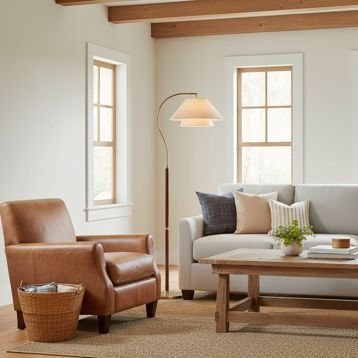 Elegante Stehleuchte mit doppeltem Stoffschirm und Holzdetails