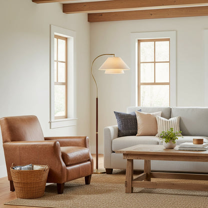 Elegante Stehleuchte mit doppeltem Stoffschirm und Holzdetails