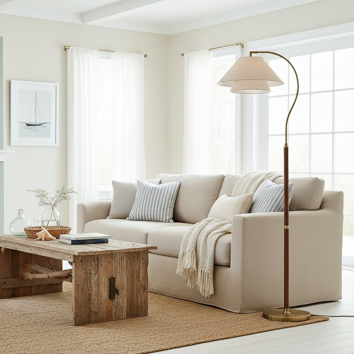 Elegante Stehleuchte mit doppeltem Stoffschirm und Holzdetails