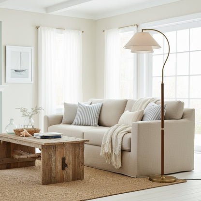 Elegante Stehleuchte mit doppeltem Stoffschirm und Holzdetails
