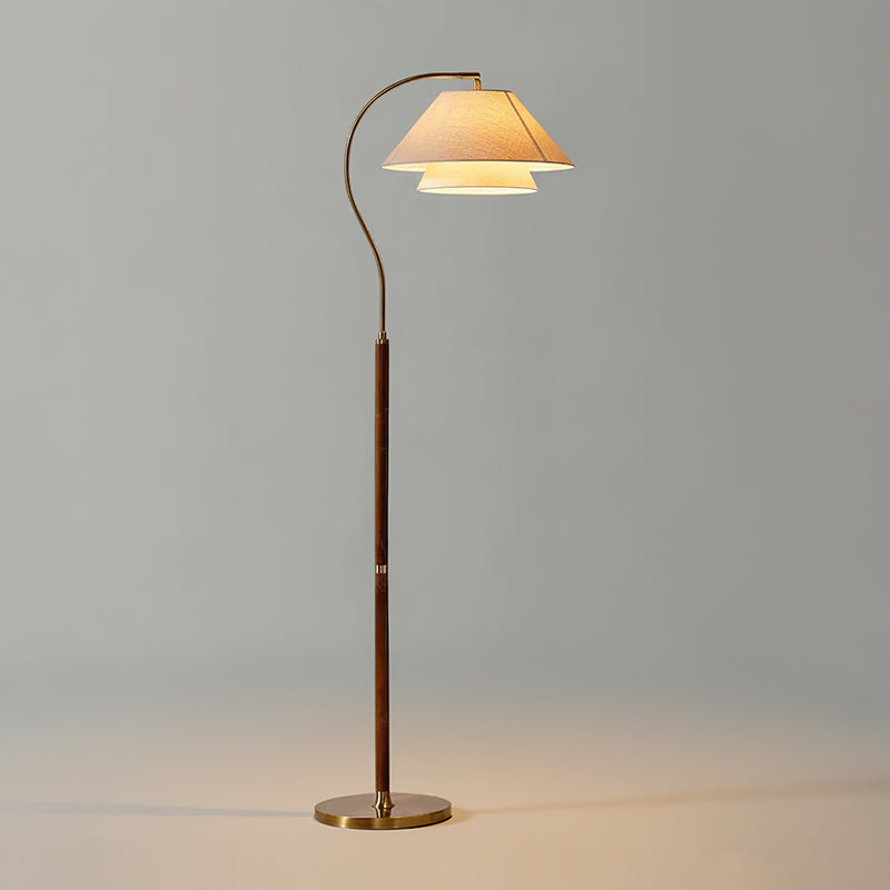 Elegante Stehleuchte mit doppeltem Stoffschirm und Holzdetails