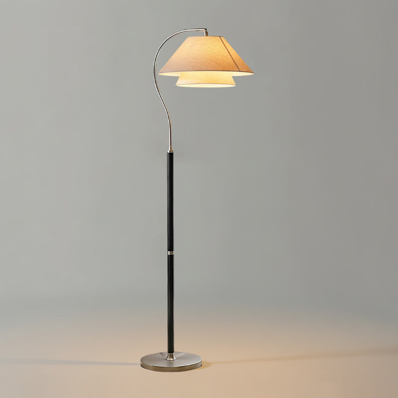 Elegante Stehleuchte mit doppeltem Stoffschirm und Holzdetails