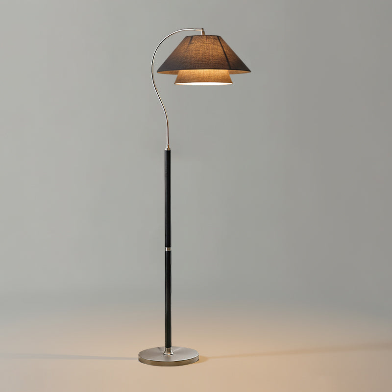 Elegante Stehleuchte mit doppeltem Stoffschirm und Holzdetails