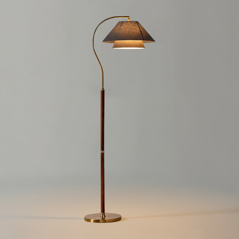 Elegante Stehleuchte mit doppeltem Stoffschirm und Holzdetails