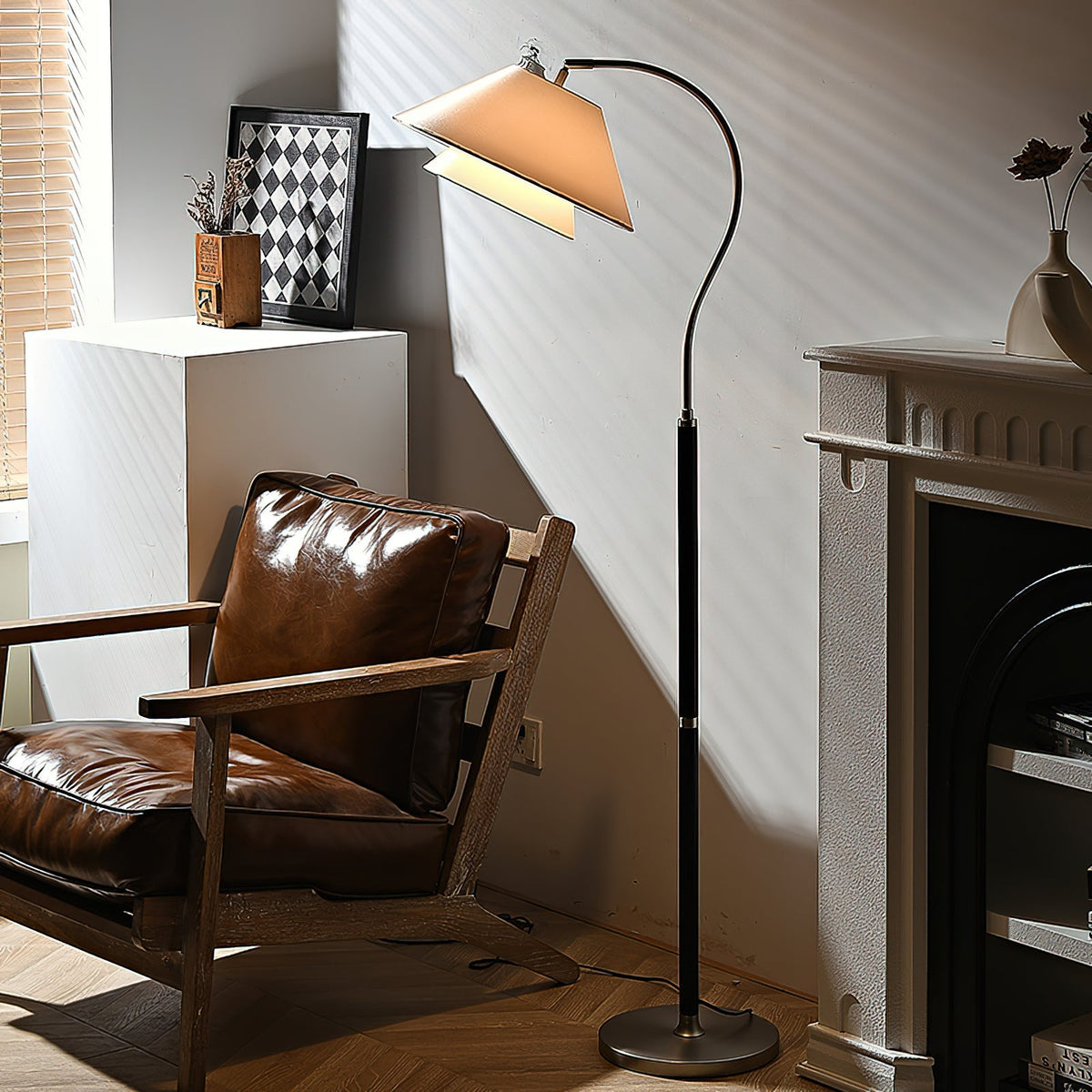 Elegante Stehlampe mit Geschichteten Stoffschirmen