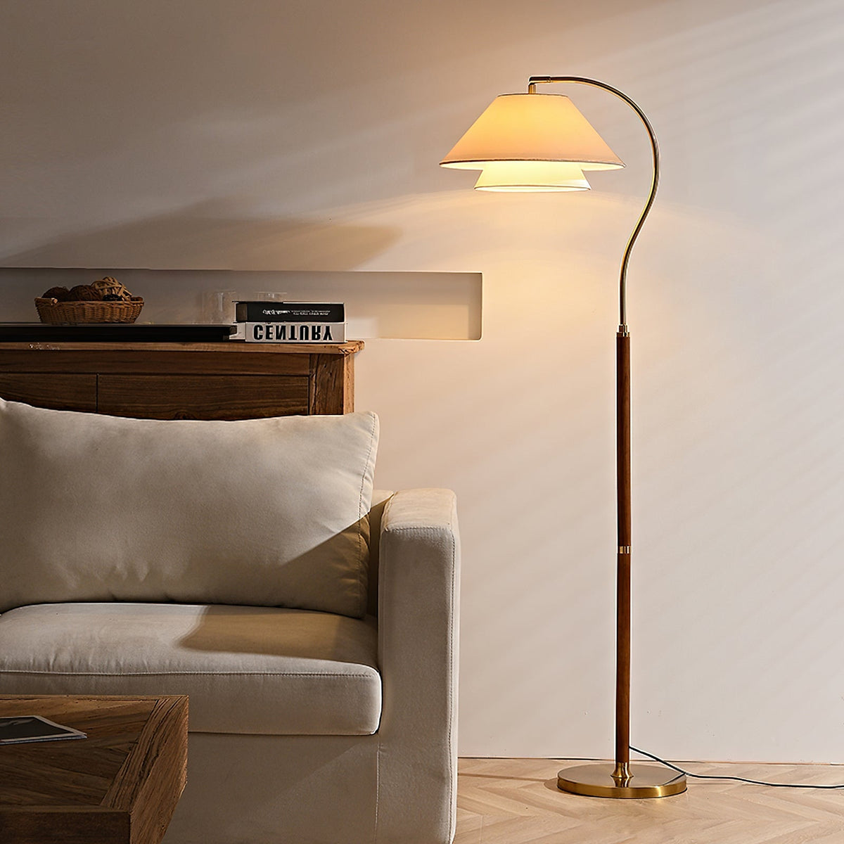 Elegante Stehleuchte mit doppeltem Stoffschirm und Holzdetails