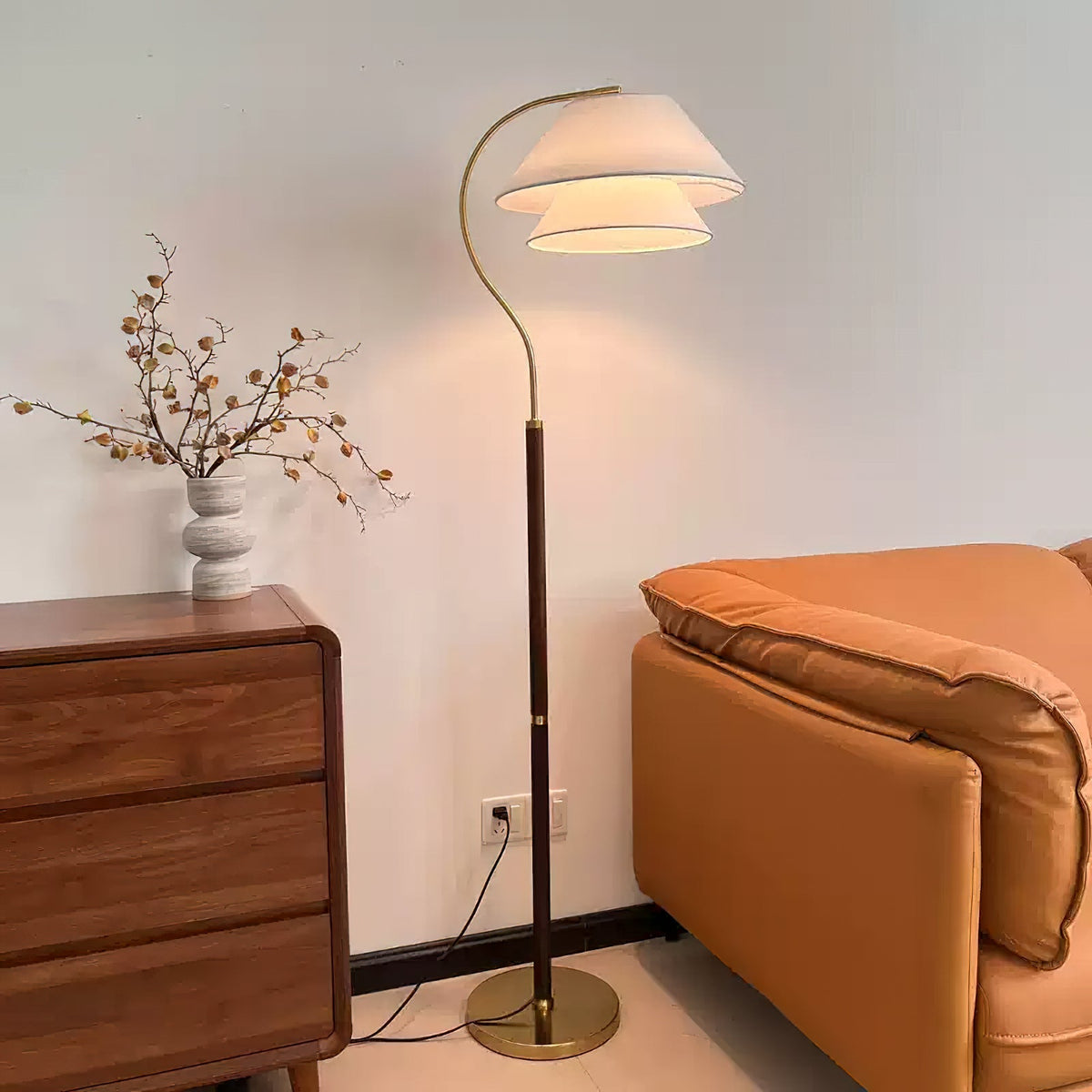 Elegante Stehlampe mit Geschichteten Stoffschirmen