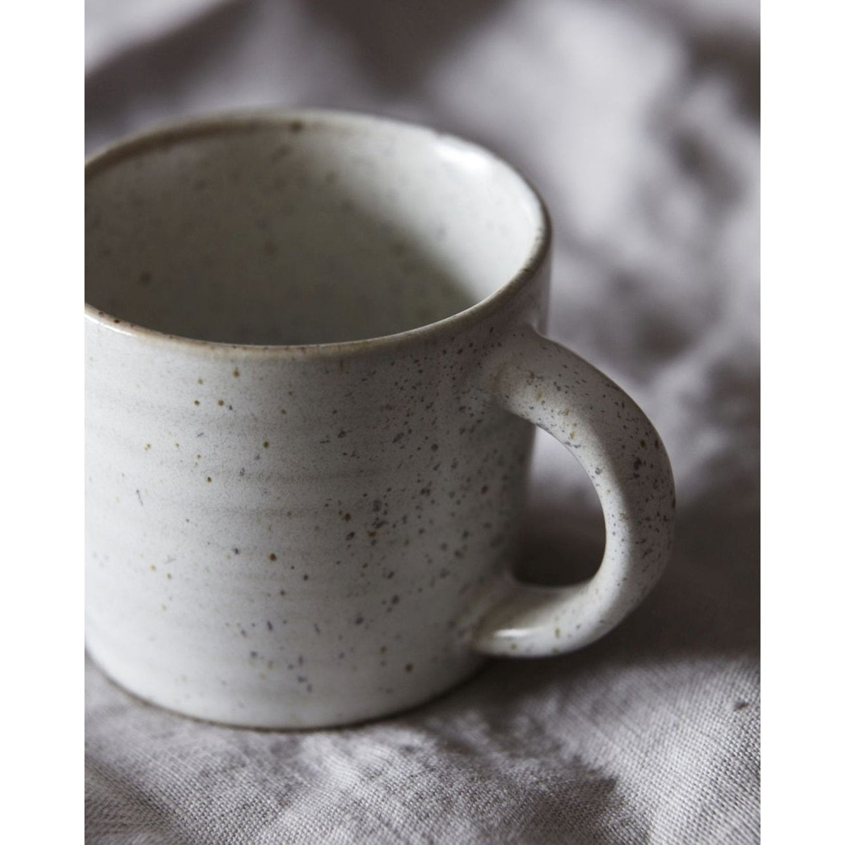 Kaffeetasse aus Steingut mit gesprenkelter Glasur