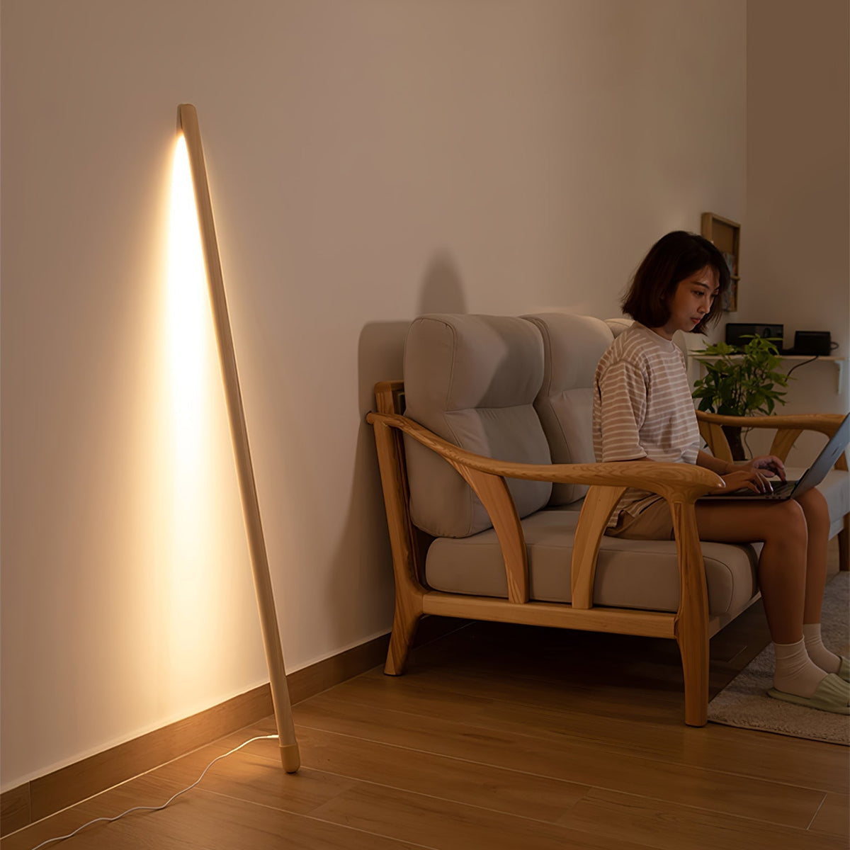 Skandinavische LED-Stehlampe aus Holz mit Acryl-Lichtleiste
