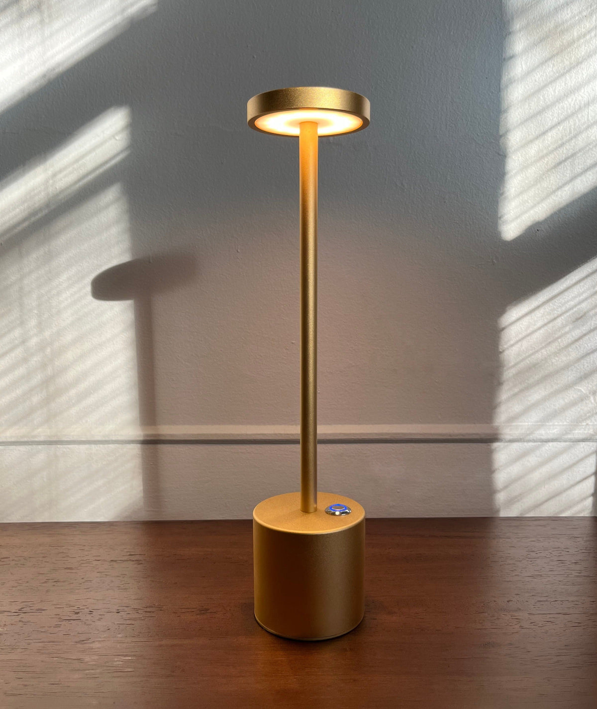 Dimmbare LED-Tischleuchte mit Akku und IP54-Schutz