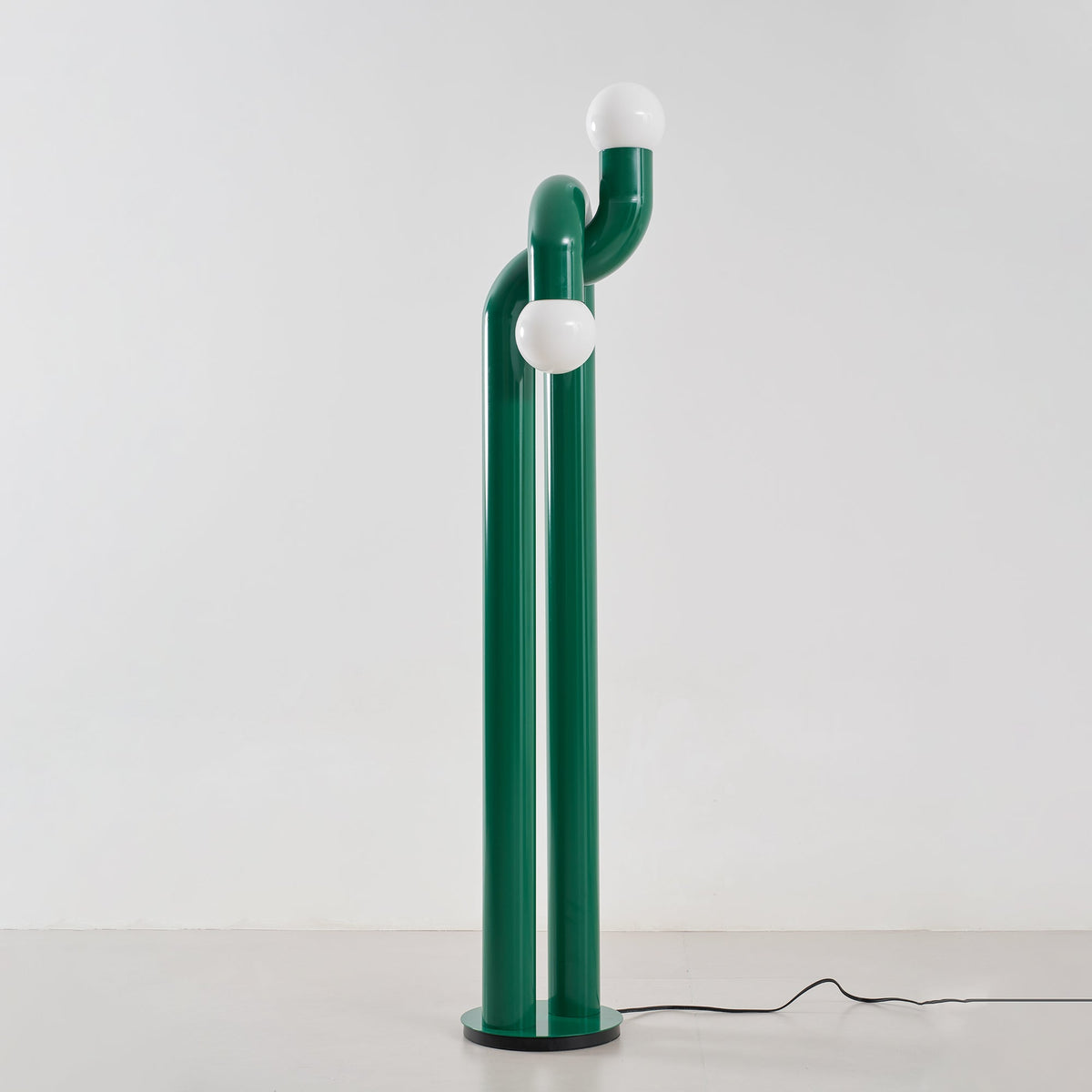 Moderne Bogen-Stehlampe mit zwei Glaskugeln