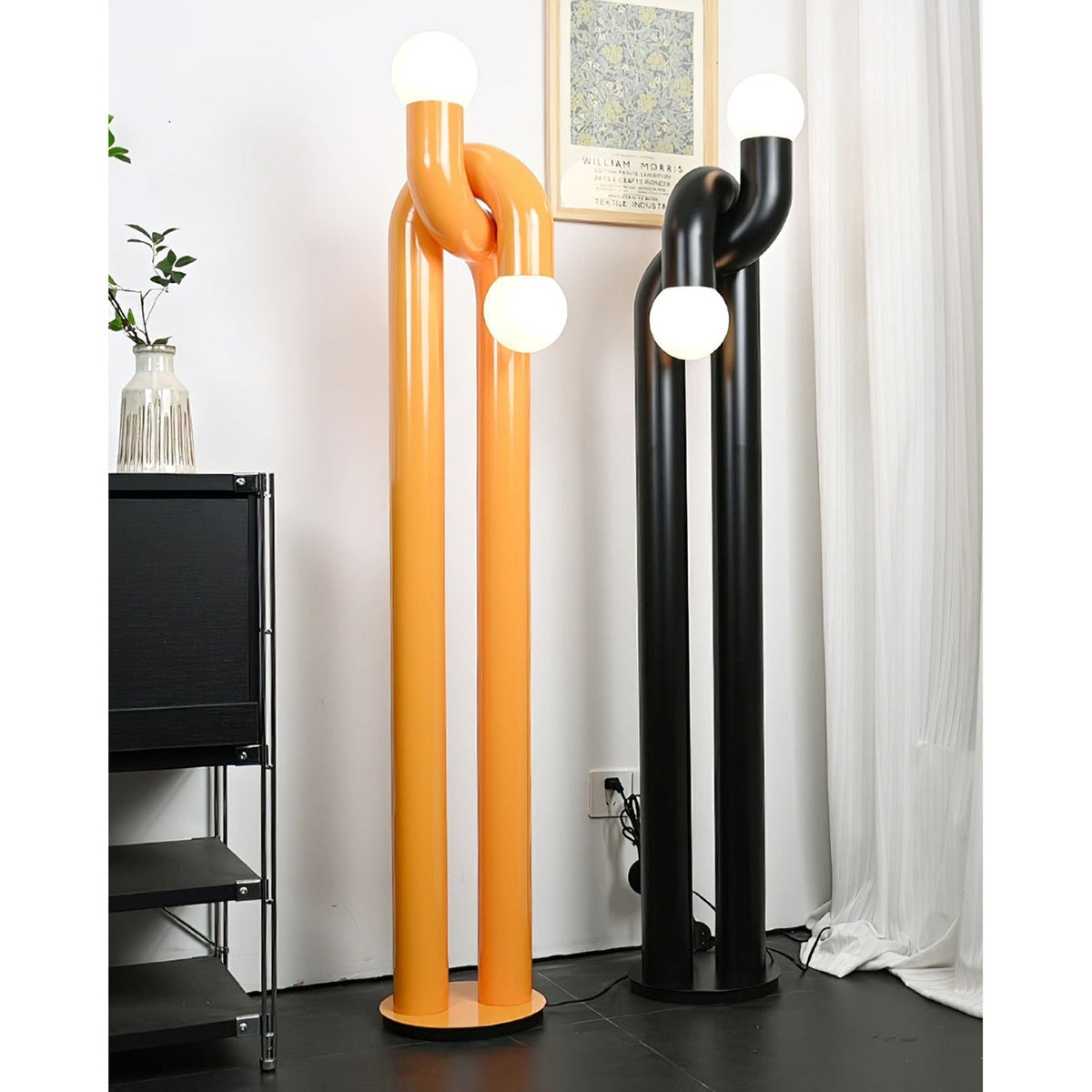 Moderne Bogen-Stehlampe mit zwei Glaskugeln