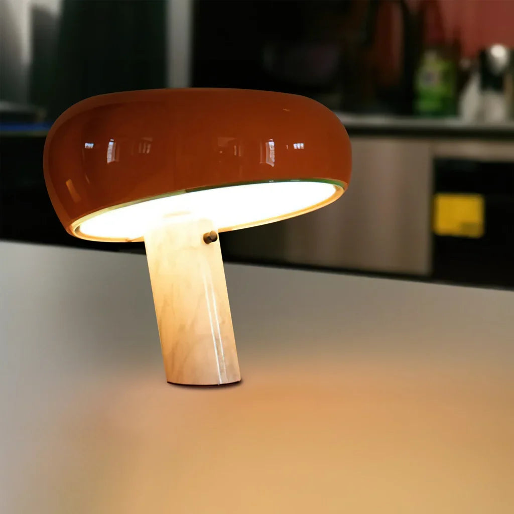 Design-Tischleuchte mit Marmorfuß und Pilzschirm