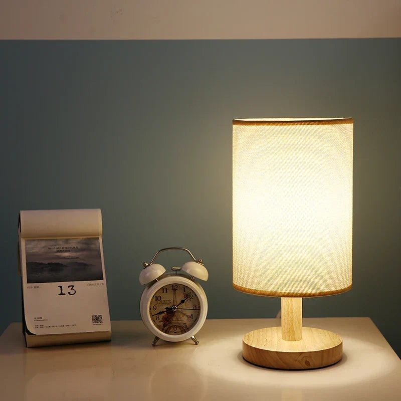 Dimmbare LED-Tischleuchte aus Holz und Leinen