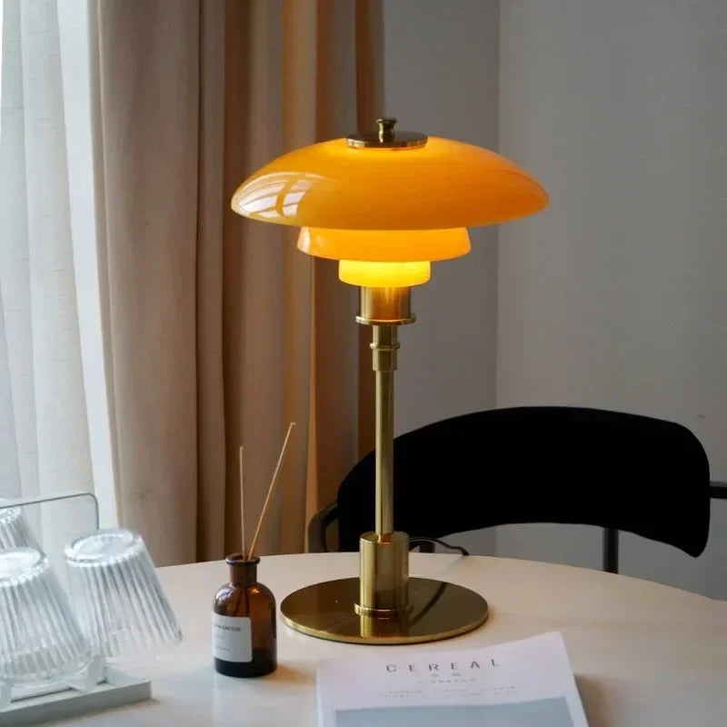 Skandinavische Glas-Tischleuchte mit warmem Licht