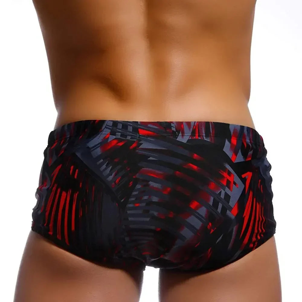 Körperbetonte Badehose im brasilianischen Stil