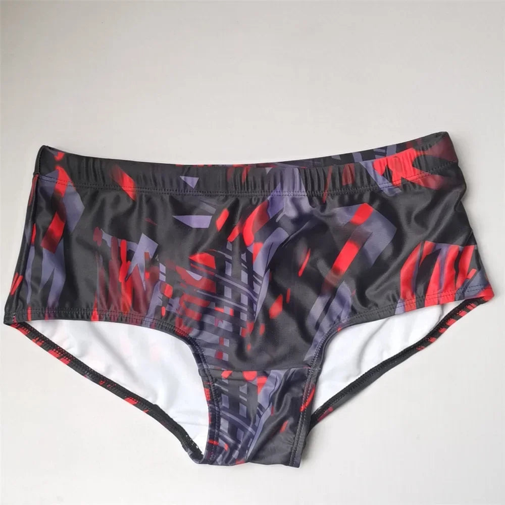 Körperbetonte Badehose im brasilianischen Stil