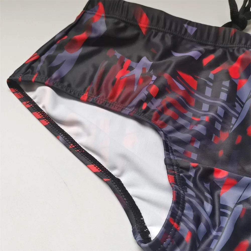 Körperbetonte Badehose im brasilianischen Stil