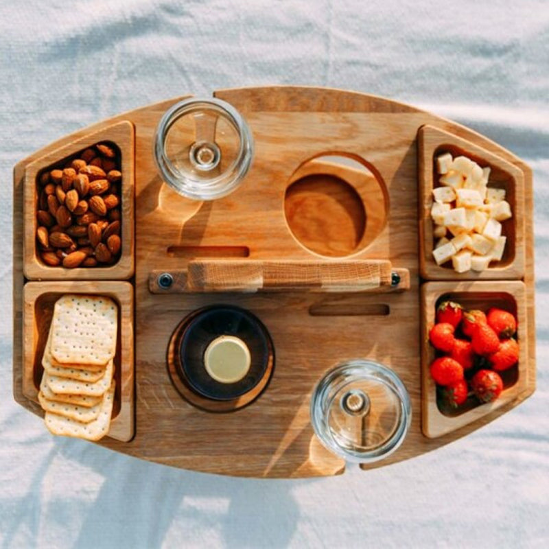 Klappbarer Picknicktisch mit Weinglashalterung