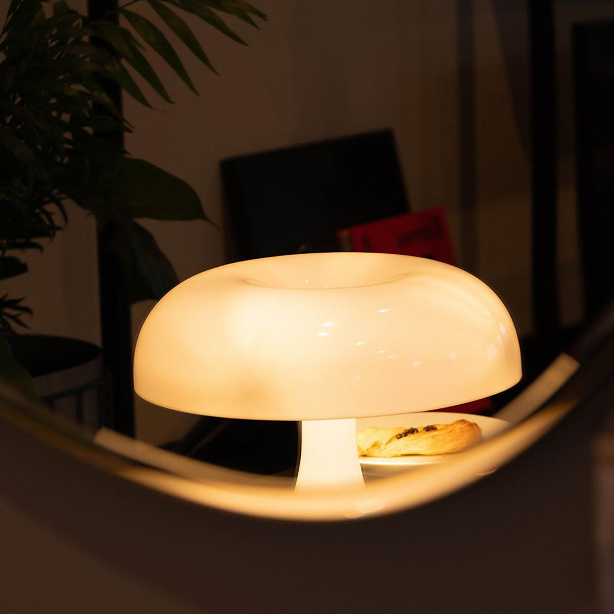 Pilzförmige Tischleuchte mit 4 Lichtquellen
