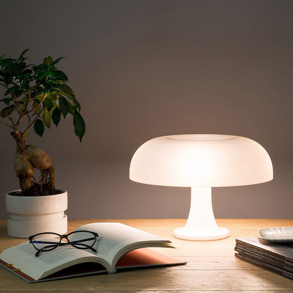 Pilzförmige Tischleuchte mit 4 Lichtquellen