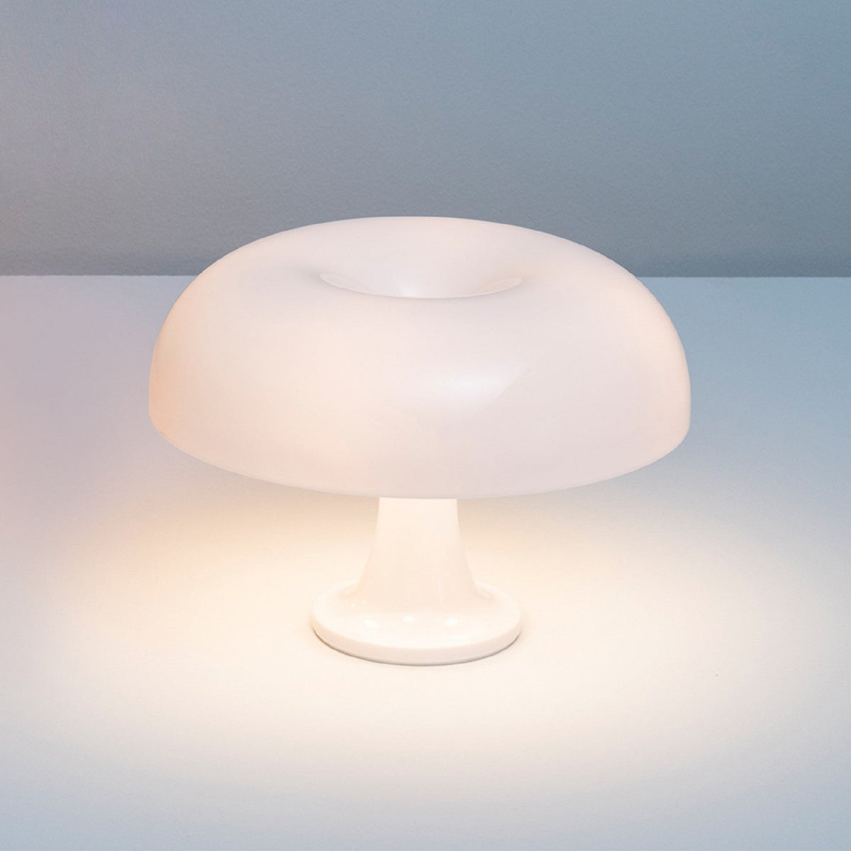 Pilzförmige Tischleuchte mit 4 Lichtquellen