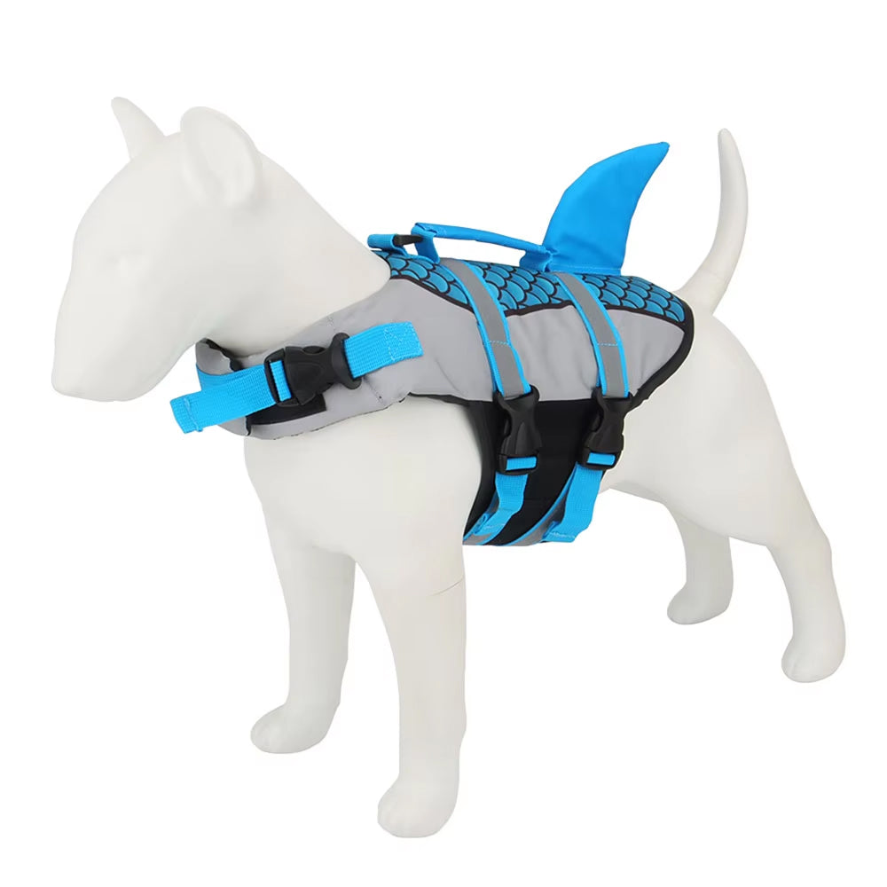Auffällige Hunde-Schwimmweste mit Haifischflosse
