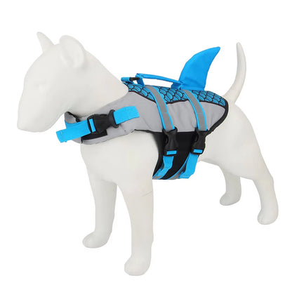 Auffällige Hunde-Schwimmweste mit Haifischflosse