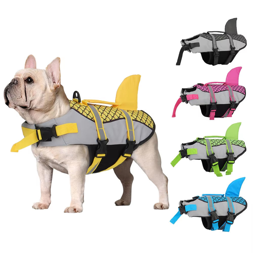 Auffällige Hunde-Schwimmweste mit Haifischflosse
