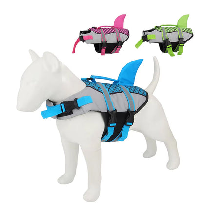 Auffällige Hunde-Schwimmweste mit Haifischflosse